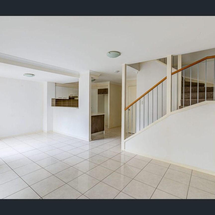 Modern Comfort Meets Location 3-Bedroom Runcorn Townhouse - Photo 1