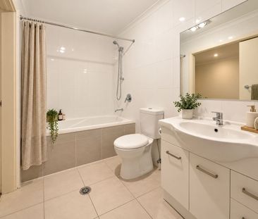 Well-Appointed Family Townhouse in a Quiet Bonner Close - Photo 6