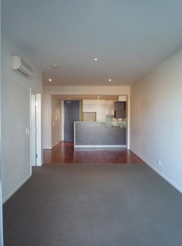 Modern 1 Bedroom Apartment with Large Balcony - Photo 5