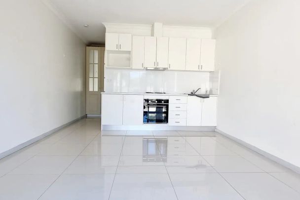 “1 BEDROOM STUDIO INCLUDING WATER + INTERNET.” - Photo 1