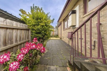 Bright & Spacious 2-Bedroom Unit in Prime Box Hill South - Photo 2