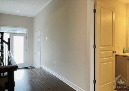 For Lease - 520 EARNSCLIFFE Grove, Blossom Park - Airport and Area, Ontario - Photo 4