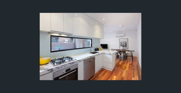 TWO BEDROOM HOME IN UNBEATABLE RICHMOND HILL LOCATION! - Photo 1