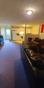 10 min walk to UVIC-2 bedroom suite - Photo 3