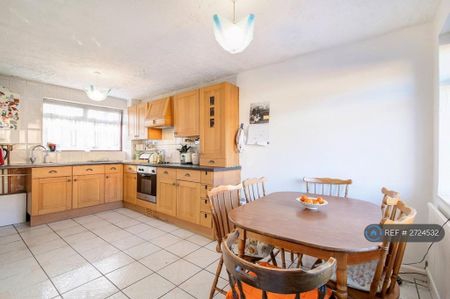 1 bedroom in a house share to rent - Photo 5