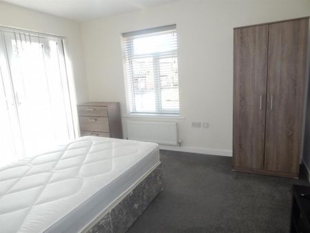 1 bedroom in a house share to rent - Photo 2