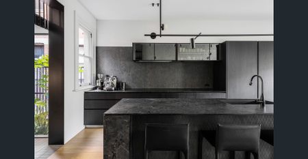 Award-Winning Victorian Terrace with Breathtaking CBD Views and Coveted Botanic Gardens Locale - Available until September 2026 - Photo 2