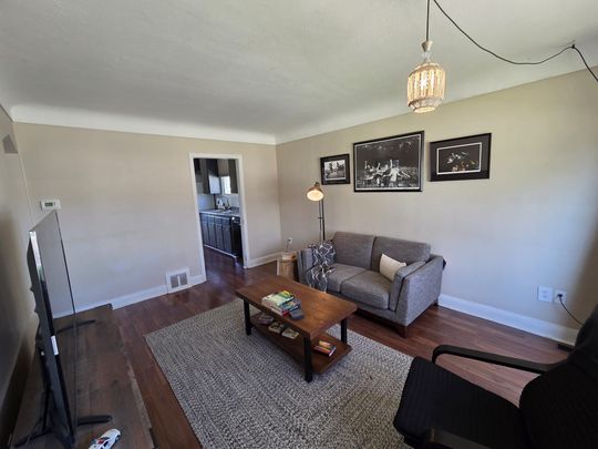 For Lease - 122 East 25th Street, Hamilton, Ontario - Photo 1