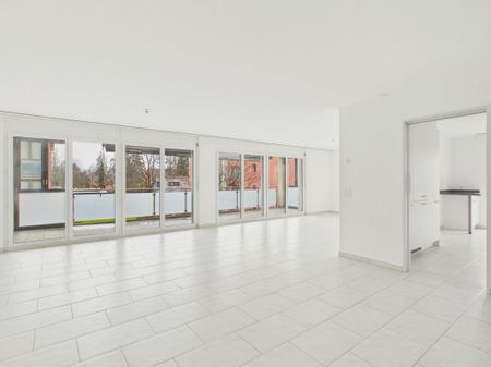 Moderne 5.5-Zimmerwohnung im Erdgeschoss mit Cheminée und grossem Sitzplatz - Foto 4