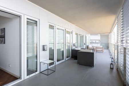 Elegante piso de 3 dormitorios con vistas al mar y gran terraza privada en Sant Martí - Photo 4