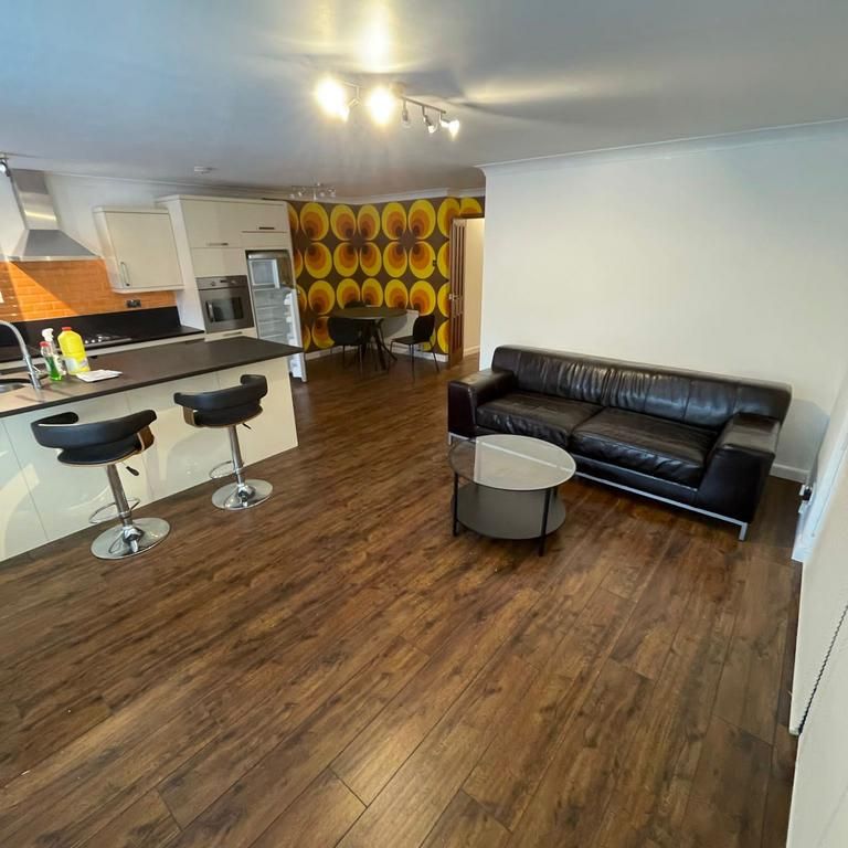 3 bedroom flat to rent - Photo 1