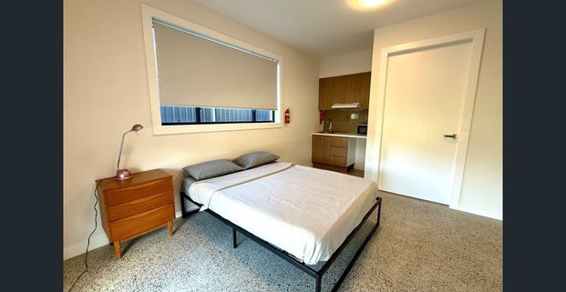 Modern Furnished Studio Apartment - Photo 1