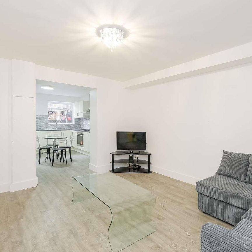 Richmond Road, London - Photo 1