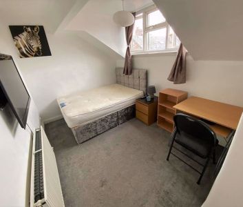 3 bedroom House in Burley Lodge Road, Leeds - Photo 2