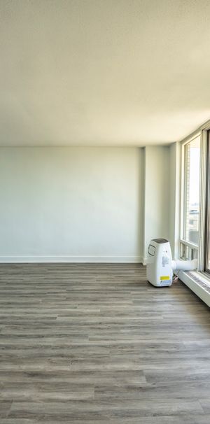 Large, Luxurious, Completely Renovated Large Three Bed Apartment in North York - Photo 1