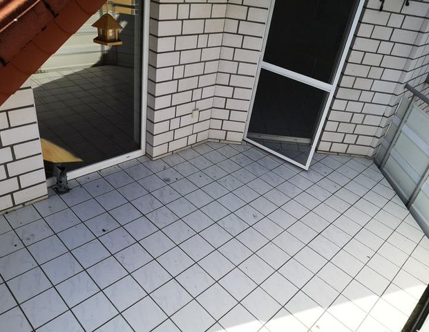 Dachgeschoss Wohnung mit großem Balkon und Tiefgarage - Foto 1