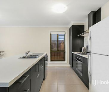 35 Toolern Waters Drive, Weir Views VIC, Belconnen - Photo 5
