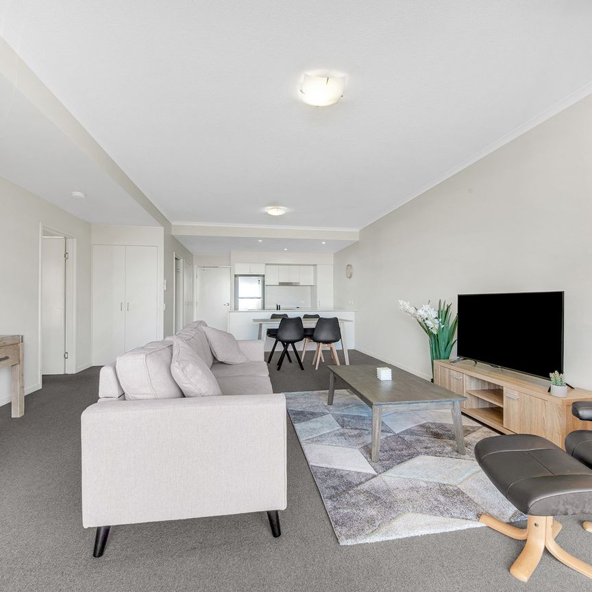FURNISHED CBD LIVING WITH HARBOUR VIEWS - Photo 1