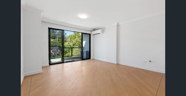 Spacious Pet Friendly Two Storey Apartment in a Highly Desirable Location - Photo 1