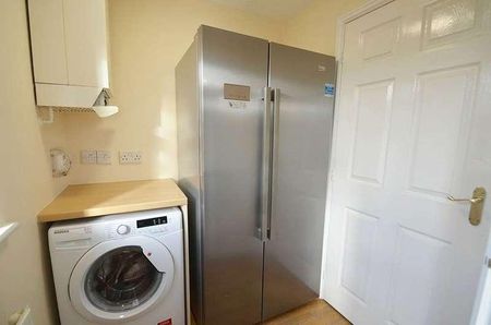 Rm West Water Crescent, Hampton Vale, PE7 - Photo 4