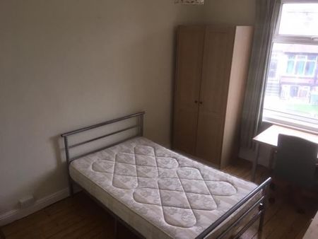 Room in a Shared House, Beechwood Crescent, LS4 - Photo 4