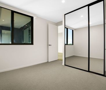 STUNNING TWO BEDROOM APARTMENT - Photo 2