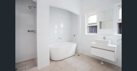 SPACIOUS COTTAGE - Photo 2