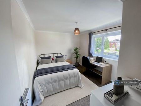 3 bedroom flat to rent - Photo 3