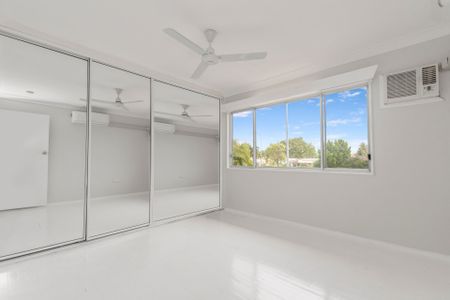 Large Family Home in Kirwan - Photo 4