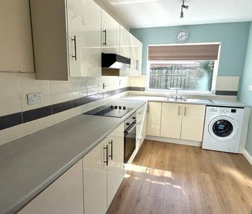 Partly Furnished 3 Bedroom Mid Terrace - Photo 3