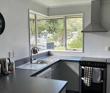 Sunny 3-Bedroom Home with Grampians Views - Photo 5