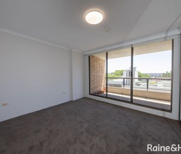 Spacious Two-Bedroom Unit in Prime Sydney Location with Harbour Views - Photo 1