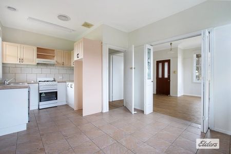 Charming Cottage Style Home. - Photo 3