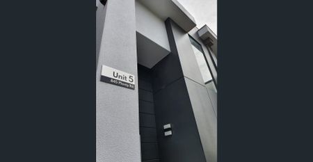 Modern Comfort and Convenience in the Heart of Reservoir - Photo 5