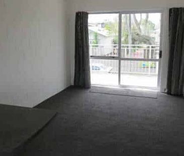 Upstairs Flat in Quiet Block - Photo 3
