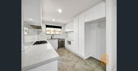 Elegant Family Haven in a Prestigious Berwick Locale - Photo 4