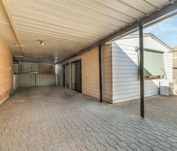 Spacious Family Home with fantastic Indoor–Outdoor Living! - Photo 2