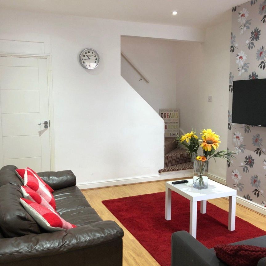 Avenue Road Extension (4 bed) - Photo 1