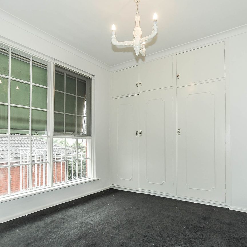 Spacious & Light-Filled 3-Bedroom Unit in Quiet Surrey Hills Location - Photo 1