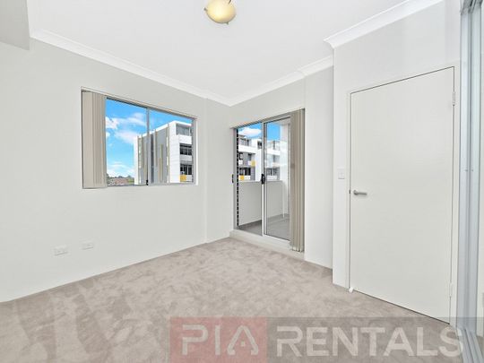 Well Proportioned Executive Living 1 Bedroom + Study Area - Photo 1