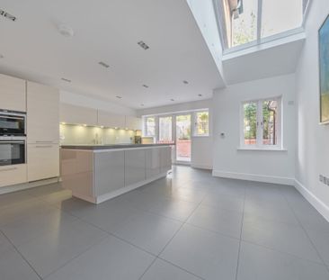 4 bedroom semi-detached house to rent - Photo 4