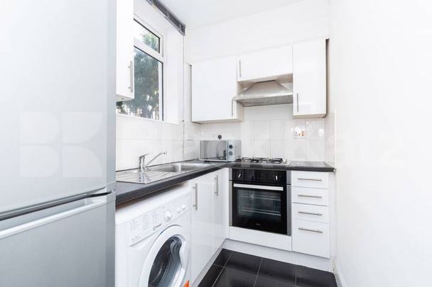 Three double bedroom property with modern kitchen and spacious lounge - Photo 1