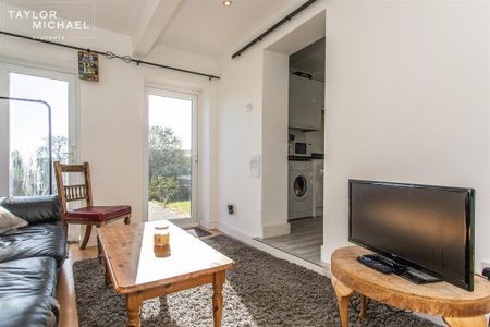 5 bedroom semi-detached house to rent - Photo 4