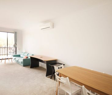 Furnished 3 bedroom townhouse, only 2 mins drive to Highpoint! - Photo 3
