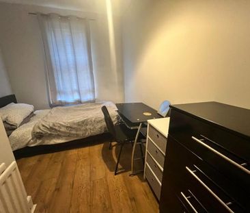 4 bedroom private hall to rent - Photo 3