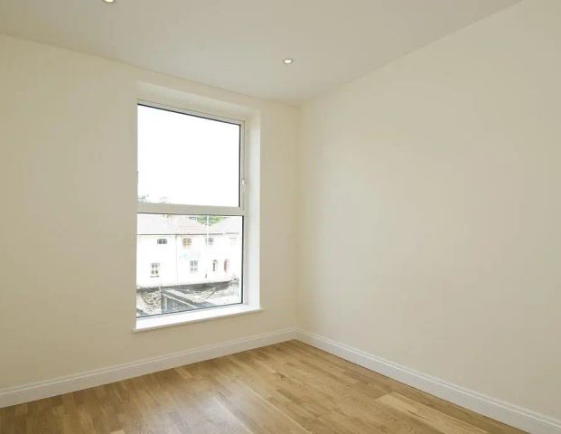 2 bedroom flat in Chiswick - Photo 1