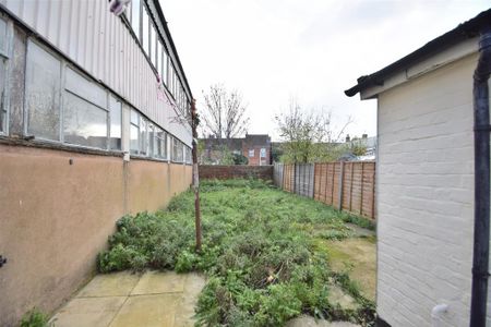 2 bedroom terraced house to rent - Photo 4