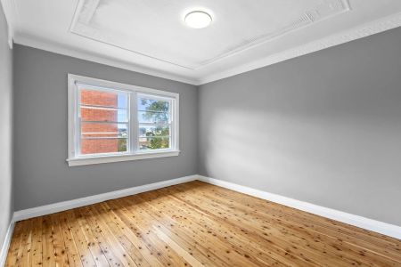 Charming Two-Bedroom Apartment in a Quiet Rustic Block - Photo 3