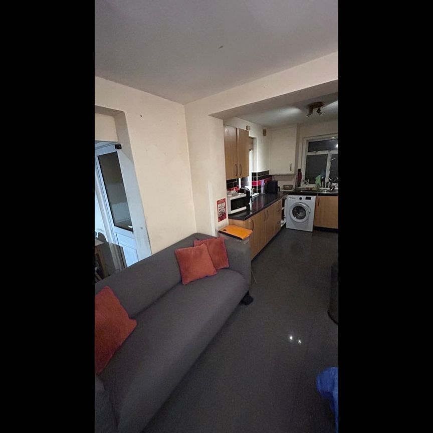 Room in a Shared House, Chapter Road, NW2 - Photo 1