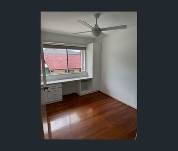 Dual Living 5 bedroom home in Bray Park - Photo 5